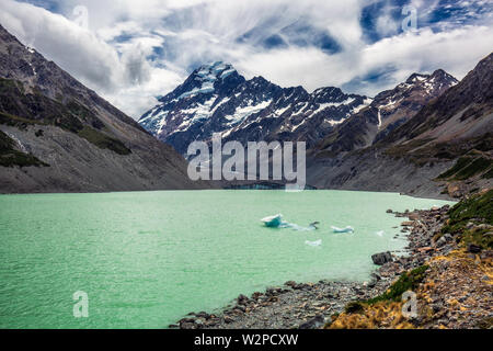 Camminando lungo la grande avvolgimento Hooker Valley via a Mount Cook, Nuova Zelanda. Foto Stock