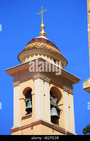 Campanile della chiesa sullo sfondo del cielo blu nella città vecchia di Nizza, Provenza, in Francia, in Europa. Dettaglio Vista ravvicinata Foto Stock