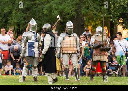 Nis, Serbia - Giugno 15. 2019 Festival medievale di cultura militare. La ricostruzione del cavaliere battaglie. Un gruppo di cavalieri preparando per il gruppo lotta Foto Stock