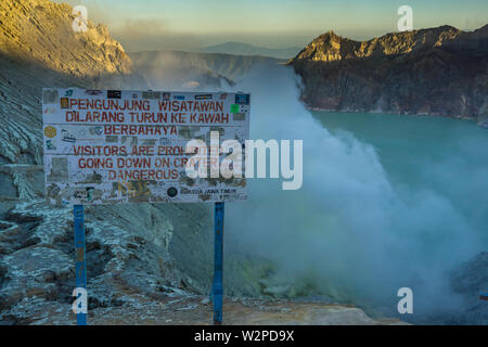 Ijen, Indonesia. Luglio 17, 2015. Segno che vieta ai visitatori di andare giù nel cratere del vulcano Ijen Foto Stock