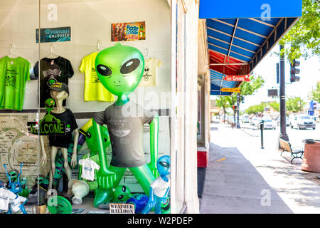 Roswell, Stati Uniti d'America - 8 Giugno 2019: principale strada nel Nuovo Messico città famosa città per alien avvistamenti e store shop con ufo negozio di souvenir Foto Stock