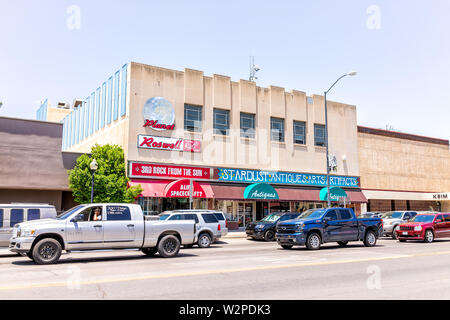 Roswell, Stati Uniti d'America - 8 Giugno 2019: principale strada con vetture nella cittadina del New Mexico city alien avvistamenti e store shop con ufo negozio di souvenir Foto Stock