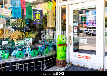 Roswell, Stati Uniti d'America - 8 Giugno 2019: principale strada nella cittadina del New Mexico city alien avvistamenti e store shop con ufo negozio di souvenir Foto Stock