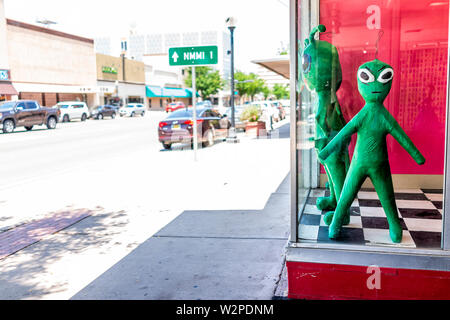 Roswell, Stati Uniti d'America - 8 Giugno 2019: principale strada nella cittadina del New Mexico oggetti alieni store shop con ufo negozio di souvenir Foto Stock