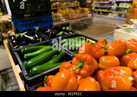 Colpo di peperone rosso zucchine e melanzane al supermercato Foto Stock