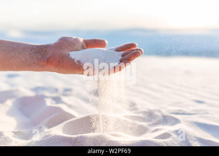 White Sands Dunes National Monument mano azienda sabbia grani che rientrano nel Nuovo Messico al tramonto Foto Stock