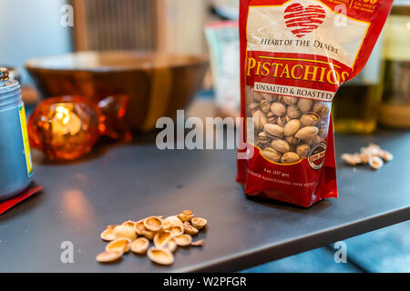 Alamogordo, Stati Uniti d'America - 10 Giugno 2019: Closeup di pistacchi di Bronte alimenti confezionati dal Nuovo Messico chiamato cuore del deserto su tavolo con conchiglie Foto Stock