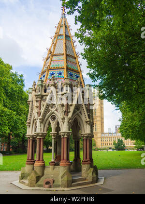 Torre di Victoria Gardens Park, con la torre di Victoria, la Casa del Parlamento e il Buxton fontana commemorativa in primo piano, Westminster, London. Foto Stock