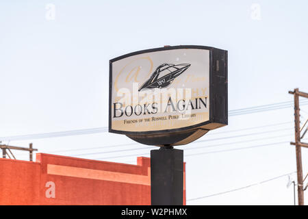 Roswell, Stati Uniti d'America - 8 Giugno 2019: Main Street road sign in Nuovo Messico città famosa per alien avvistamenti per store shop per libri usati Foto Stock