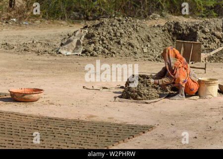 Ajmer, India - Febbraio 07, 2019: donna indiana manuale rende di mattoni di argilla Foto Stock