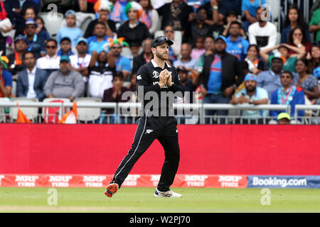 Nuova Zelanda Kane Williamson le catture in India di Ravindra Jadeja durante l'ICC World Cup, Semi finale a Old Trafford, Manchester. Foto Stock