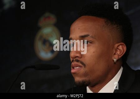 Madrid, Spagna. 10 Luglio, 2019. Madrid, Spagna; 10/07/2019.Eder Militao nuovo Real Madrid player, conferenza stampa al Santiago Bernabeu Stadium. Credito: Juan Carlos Rojas/Picture Alliance | in tutto il mondo di utilizzo/dpa/Alamy Live News Foto Stock