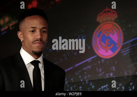 Madrid, Spagna. 10 Luglio, 2019. Madrid, Spagna; 10/07/2019.Eder Militao nuovo Real Madrid player, conferenza stampa al Santiago Bernabeu Stadium. Credito: Juan Carlos Rojas/Picture Alliance | in tutto il mondo di utilizzo/dpa/Alamy Live News Foto Stock