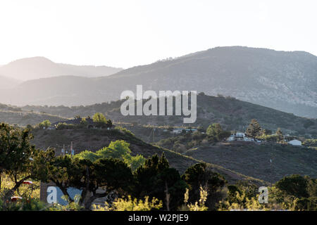 Nuovo Messico La Luz sunrise nel residenziale città vista delle montagne di Sacramento vicino a Alamogordo con drammatica raggi del sole Foto Stock