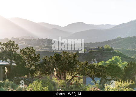 Nuovo Messico La Luz town sunrise in città residenziale di vista delle montagne di Sacramento vicino a Alamogordo con drammatica raggi del sole Foto Stock