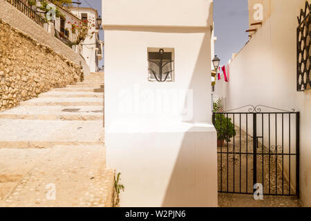 Vista delle belle strade bianche nella città vecchia di Altea, Spagna Foto Stock