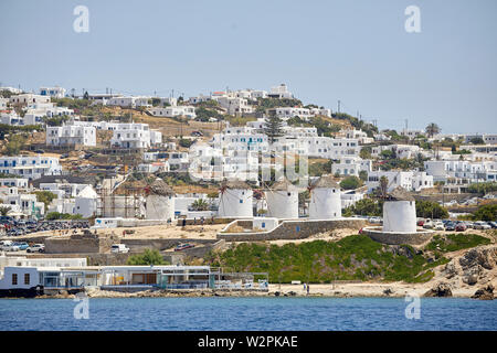 Mykonos, ˈmikonos isola greca, parte delle cicladi grecia. iconico punto di riferimento solo mulino a vento nella zona del porto al tramonto Foto Stock