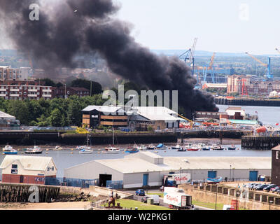 South Shields riverside cantiere e pesce capannone incendio. Un tripudio prima che i vigili del fuoco è stata in assistenza per un po' di tempo a South Tyneside . Foto Stock