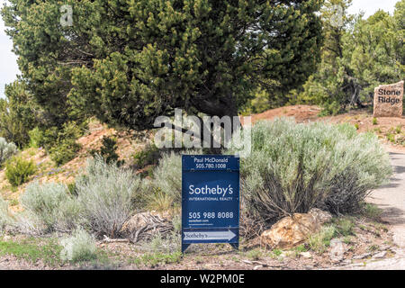 Santa Fe, Stati Uniti d'America - 10 Giugno 2019: il centro storico di città vecchia strada sul famoso tramonto di strada con Sotheby's immobiliare di segno Foto Stock