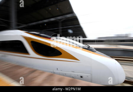 (190710) -- TIANJIN, luglio 10, 2019 (Xinhua) -- treno proiettile G305 si diparte da Tianjin Stazione Ferroviaria Ovest nel nord della Cina di Tianjin il 10 luglio 2019. Trasportano più di 1.100 passeggeri, il bullet train G305 partì di Tianjin al 10:58 a.m. e arriverà a Hong Kong West Kowloon Station circa dieci ore più tardi, secondo la Tianjin dell autorità ferroviarie. La 2.450 km-lungo il percorso verranno eseguiti attraverso diverse stazioni comprese stazione Baiyangdian nel Xiongan nuova Area. Una seconda classe di sede per la 10 ore di viaggio avrà un costo 1,092.5 yuan (circa 159 dollari). (Xinhua/Xing Guangli) Foto Stock