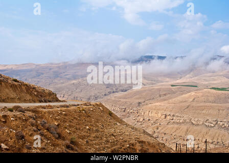 Strada stretta a Wadi Bin (Ibn) Hammad (Giordania), profondamente eroso nella roccia è permanentemente riempito da (caldo) molle. Esso tumuli nel Mar Morto. Foto Stock