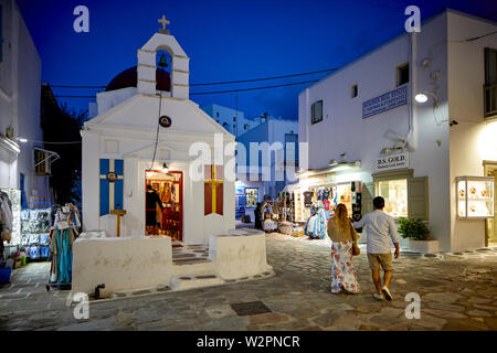 Mykonos, Mikonos isola greca, parte delle cicladi grecia. Αγία Κυριακή Agia Anna chiesa nel souk zona di notte Foto Stock