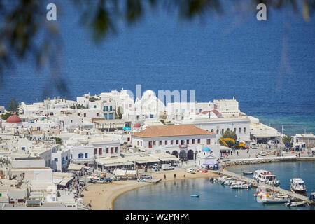 Mykonos, Mikonos isola greca, parte delle Cicladi, guardando verso il basso sul porto Foto Stock