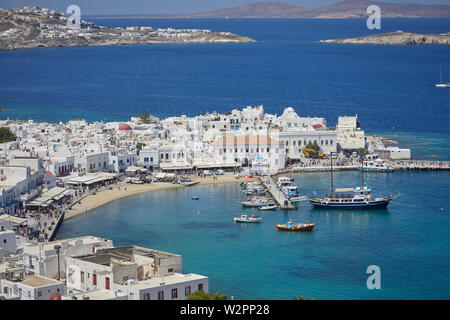 Mykonos, Mikonos isola greca, parte delle Cicladi, guardando verso il basso sul porto Foto Stock