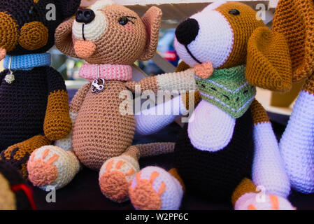 Bambole ripiene venduto per strada fair Foto Stock