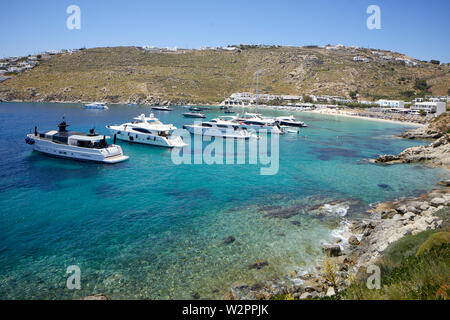 Mykonos, Mikonos isola greca, parte delle Cicladi, yacht ruggito a Psarou Beach Foto Stock