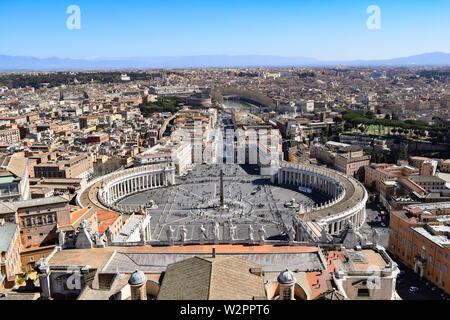 Vista dalla parte superiore della Basilica di San Pietro la cupola che si affaccia su Piazza San Pietro Foto Stock