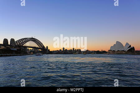 SYDNEY, Australia - 15 lug 2018- Vista dell'Opera di Sydney al Tramonto nel porto di Sydney nel New South Wales, Australia. Foto Stock