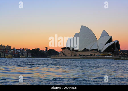 SYDNEY, Australia - 15 lug 2018- Vista dell'Opera di Sydney al Tramonto nel porto di Sydney nel New South Wales, Australia. Foto Stock