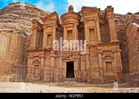 Annuncio Deir nell'antica città di Petra, Giordania. Annuncio Deir è noto come il Monastero. Petra ha portato alla sua designazione come Sito del Patrimonio Mondiale dell'UNESCO. Foto Stock