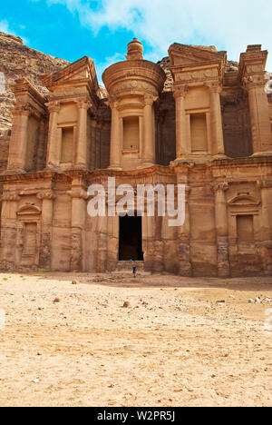 Annuncio Deir nell'antica città di Petra, Giordania. Annuncio Deir è noto come il Monastero. Petra ha portato alla sua designazione come Sito del Patrimonio Mondiale dell'UNESCO. Foto Stock