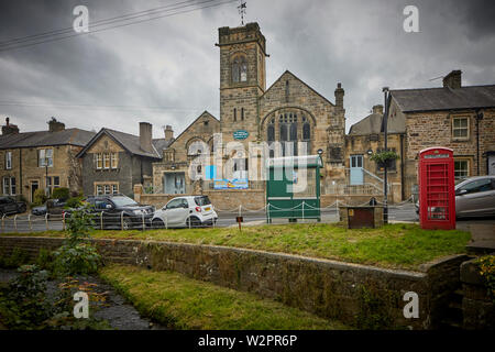 Waddington piccolo e pittoresco villaggio vicino a Clitheroe in Ribble Valley, Lancashire, Waddington chiesa metodista in piazza con hr brook in esecuzione Foto Stock