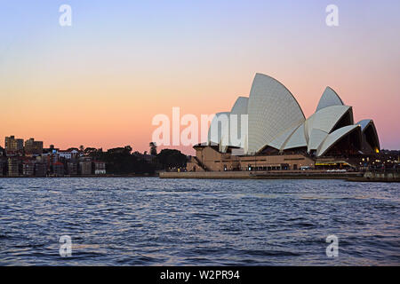 SYDNEY, Australia - 15 lug 2018- Vista dell'Opera di Sydney al Tramonto nel porto di Sydney nel New South Wales, Australia. Foto Stock