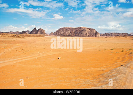 Deserto giordano del Wadi Rum in Giordania. Il Wadi Rum è conosciuta come la Valle della Luna e il Patrimonio Mondiale UNESCO. Foto Stock