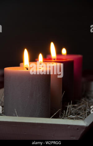 Semplice decorazione di Natale con l avvento delle candele. Tutte e quattro le candele di Natale alleggeriti. Sfondo di Natale concetto. I tradizionali colorati candele. Foto Stock