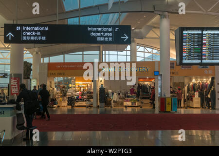 AUCKLAND - 15 DIC 2016: passeggeri in transito attraverso il nuovo aeroporto di Auckland Foto Stock