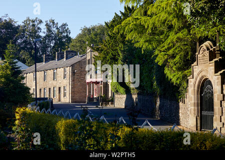 Waddington piccolo e pittoresco villaggio vicino a Clitheroe in Ribble Valley, Lancashire, Il Grade ii Listed parete Ovest, Waddington Hall con cancello di ferro Foto Stock