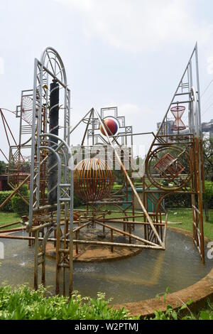 La scultura cinetica al giardino della Città della Scienza, Calcutta, India. Foto Stock