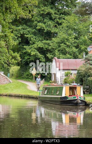 Narrowboats in Stratford upon Avon canal tra Lapworth e Lowsonford, Warwickshire, Inghilterra, Regno Unito Foto Stock