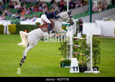 Harrogate. Yorkshire. Il 10 luglio 2019. Al quarto posto. Helen Tredwell Larksong equitazione. GBR. Primo round. Scala Internazionale. Showjumping. Grande spettacolo dello Yorkshire. Grande Yorkshire Showground. Harrogate. Yorkshire. Regno Unito. 10/07/2019. Credit Elli Birch/SIP Agenzia fotografica/Alamy live news Foto Stock