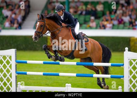 Harrogate. Yorkshire. Il 10 luglio 2019. Il quinto posto. Harry Wainwright riding de Deus Pinheiro il faggio. GBR. Primo round. Scala Internazionale. Showjumping. Grande spettacolo dello Yorkshire. Grande Yorkshire Showground. Harrogate. Yorkshire. Regno Unito. 10/07/2019. Credit Elli Birch/SIP Agenzia fotografica/Alamy live news Foto Stock