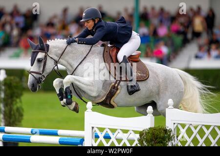 Harrogate. Yorkshire. Il 10 luglio 2019. Al quarto posto. Helen Tredwell Larksong equitazione. GBR. Primo round. Scala Internazionale. Showjumping. Grande spettacolo dello Yorkshire. Grande Yorkshire Showground. Harrogate. Yorkshire. Regno Unito. 10/07/2019. Credit Elli Birch/SIP Agenzia fotografica/Alamy live news Foto Stock