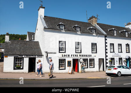 La colomba di Natale e Loch Fyne whisky sulla strada principale a Inveraray, Argyll and Bute, Scotland, Regno Unito Foto Stock