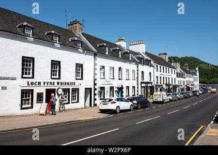 Loch Fyne whisky e altri negozi, alberghi e ristoranti lungo la strada principale a Inveraray, Argyll and Bute, Scotland, Regno Unito Foto Stock