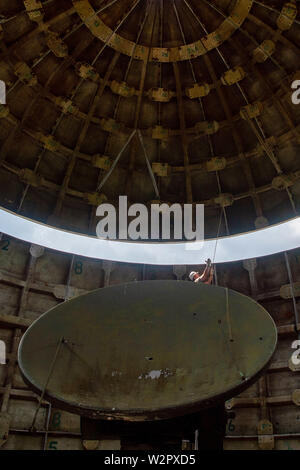 Benneckenstein, Germania. 10 Luglio, 2019. Un tecnico sta su una scala all'interno di una cupola radar sui terreni dell'Oriente Museo tedesco dei veicoli e la tecnologia e contribuisce a mettere sul tetto che una gru ha oscillato oltre le pareti dell'impianto. La cupola radar si fermò sul Brocken fino agli inizi degli anni novanta e schermato militari sensibili degli impianti tecnici. Il 13 luglio 2019 e 14 Luglio 2019 4 giorni di tecnologia avrà luogo nel Museo della Tecnologia. Quindi la cupola sarà visibile. Credito: Klaus-Dietmar Gabbert/dpa-Zentralbild/ZB/dpa/Alamy Live News Foto Stock