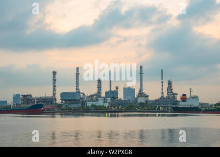 Grandi navi che trasportano contenitori con commercio estero, il trasporto di merci e macchinari per il porto di Fiume Chao Phraya. Foto Stock